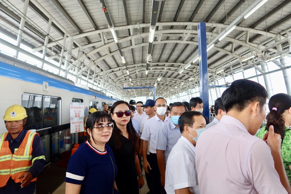 Người dân phấn khởi khi lần đầu tiên được trải nghiệm đi tàu metro. Ảnh: TRẦN MINH