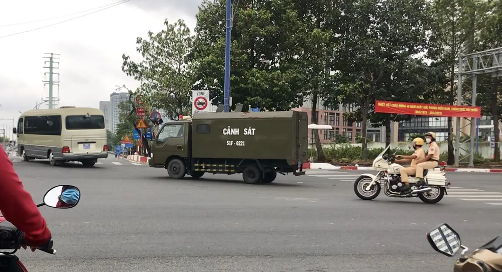 Sáng 8-5, CSGT dẫn đoàn xe chở các bị cáo trong vụ án lừa đảo chiếm đoạt tài sản, rửa tiền xảy ra tại Công ty CP Địa ốc Alibaba đến TAND Cấp cao tại TP.HCM để xét xử phúc thẩm. Ảnh: TRẦN MINH Sáng 8-5, CSGT dẫn đoàn xe chở các bị cáo trong vụ án lừa đảo chiếm đoạt tài sản, rửa tiền xảy ra tại Công ty CP Địa ốc Alibaba đến TAND Cấp cao tại TP.HCM để xét xử phúc thẩm. Ảnh: TRẦN MINH