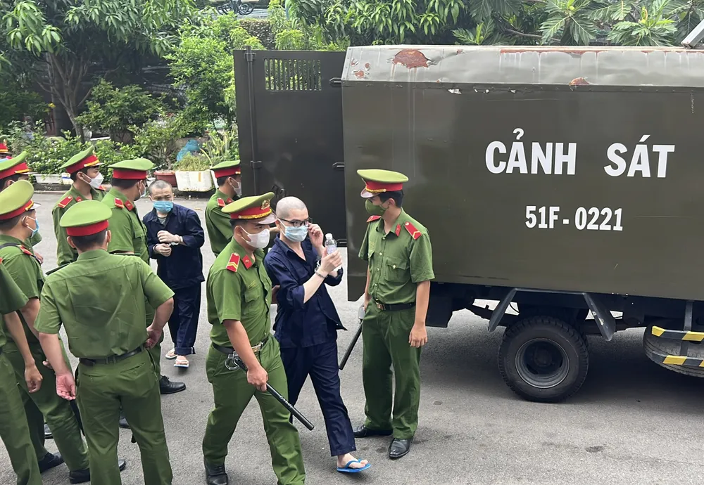 Bị cáo Nguyễn Thái Luyện và đồng phạm. Ảnh: TRẦN MINH Bị cáo Nguyễn Thái Luyện và đồng phạm. Ảnh: TRẦN MINH