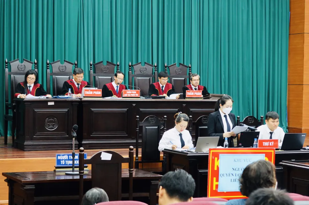 Tại phần thủ tục, chủ toạ phiên toà cho biết bị cáo Mai vắng mặt. Ngày 5-5, HĐXX nhận được đơn xin hoãn phiên toà của bị cáo này với lý do bị cáo đang bị động thai, thai suy yếu (có giấy xác nhận của bệnh viện). Ảnh: TRẦN MINH Tại phần thủ tục, chủ toạ phiên toà cho biết bị cáo Mai vắng mặt. Ngày 5-5, HĐXX nhận được đơn xin hoãn phiên toà của bị cáo này với lý do bị cáo đang bị động thai, thai suy yếu (có giấy xác nhận của bệnh viện). Ảnh: TRẦN MINH