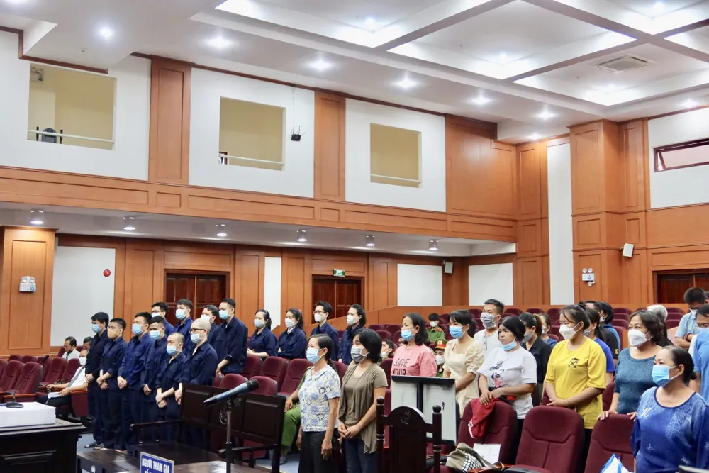 Các bị cáo khác bị phạt 10-19 năm tù, cùng về tội lừa đảo chiếm đoạt tài sản. Huỳnh Thị Kim Thắng bị tuyên phạt ba năm tù nhưng cho hưởng án treo về tội rửa tiền. Ảnh: TRẦN MINH Các bị cáo khác bị phạt 10-19 năm tù, cùng về tội lừa đảo chiếm đoạt tài sản. Huỳnh Thị Kim Thắng bị tuyên phạt ba năm tù nhưng cho hưởng án treo về tội rửa tiền. Ảnh: TRẦN MINH