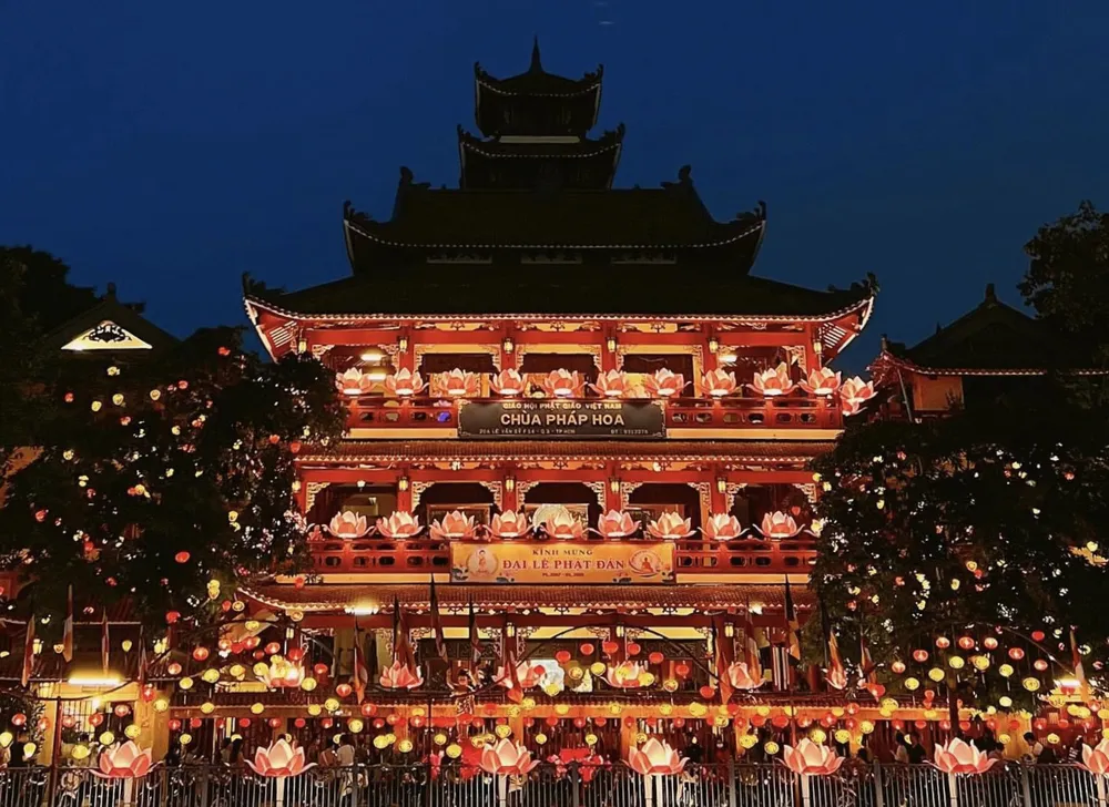 Chùa Pháp Hoa (TP.HCM) được thắp sáng bởi hàng trăm bóng đèn lung linh. Ảnh: TRẦN MINH