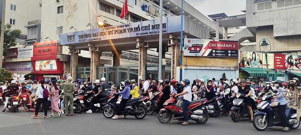 Hàng ngàn người dân có mặt từ rất sớm tham gia lễ hội hoa đăng ở TPHCM ảnh 1