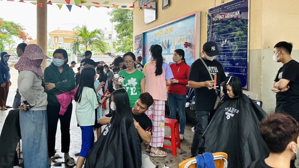 Nhiều chị em phụ nữ, các bạn trẻ, thậm chí các bác lớn tuổi cũng đến tham gia cắt tóc miễn phí. Ảnh: TRẦN MINH