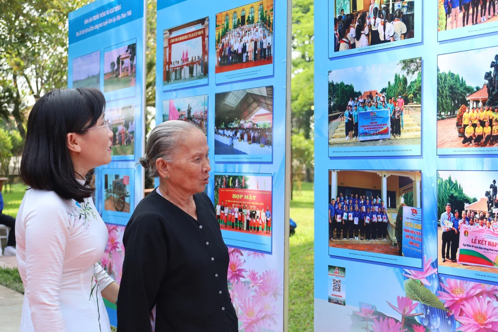 Cô Nguyễn Thị Khỏi, thường được gọi với tên thân thuộc là "Cô ba Khỏi" là nữ dân công hỏa tuyến một trong những nhân chứng sống của sự kiện đêm 15-6-1968 đang ôn lại kỷ niệm. Ảnh: MINH ĐỦ