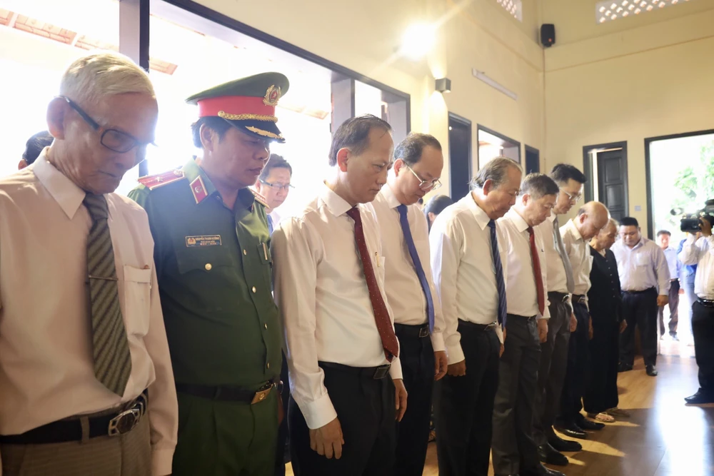 Trong không khí trang nghiêm, các đồng chí lãnh đạo đã dành một phút mặc niệm để tưởng nhớ công lao của 32 liệt sĩ Dân công hỏa tuyến Vĩnh Lộc - Mậu Thân 1968 hy sinh vì độc lập dân tộc, vì tự do của nhân dân. Ảnh: TRẦN MINH
