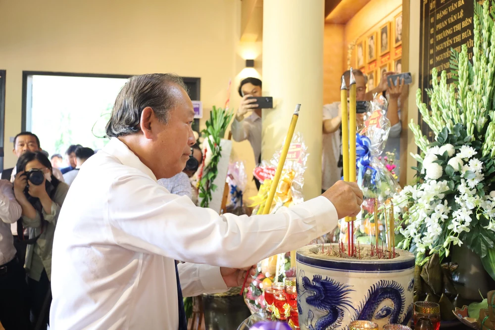 Nguyên Ủy viên Bộ Chính trị, nguyên Phó Thủ tướng thường trực Chính phủ Trương Hòa Bình thắp hương tưởng niệm các liệt sĩ. Ảnh: MINH ĐỦ