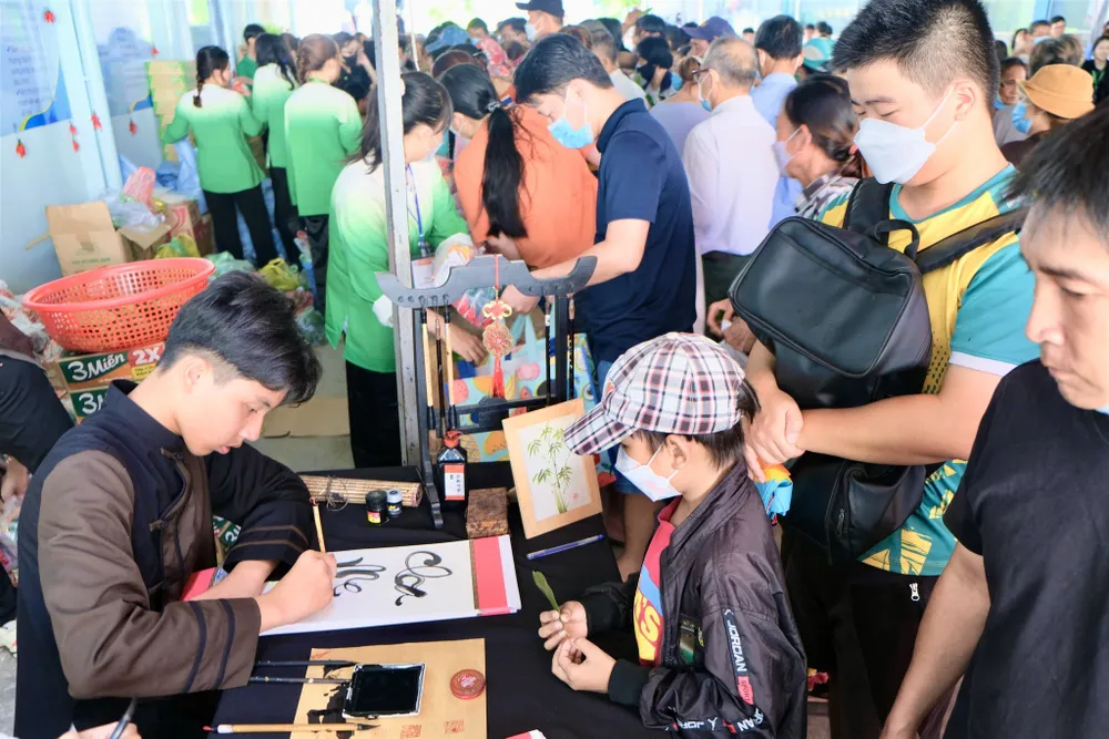 Người bệnh được tặng chữ thư Pháp Người bệnh được tặng chữ thư Pháp