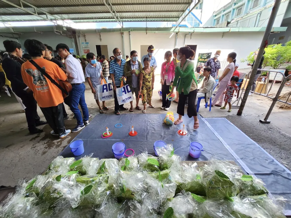 Được thư giãn với các trò chơi dân gian, bệnh nhân và người nhà còn nhận được những phần quà. Được thư giãn với các trò chơi dân gian, bệnh nhân và người nhà còn nhận được những phần quà.