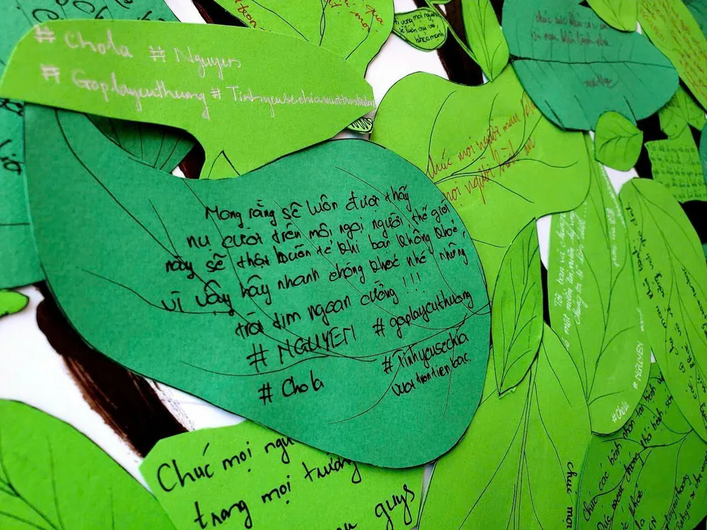 Những chiếc lá cùng với lời chúc sức khỏe cũng là một lời động viên mà các bạn trẻ muốn gửi gắm đến cho các bệnh nhân đang chữa trị. Những chiếc lá cùng với lời chúc sức khỏe cũng là một lời động viên mà các bạn trẻ muốn gửi gắm đến cho các bệnh nhân đang chữa trị.