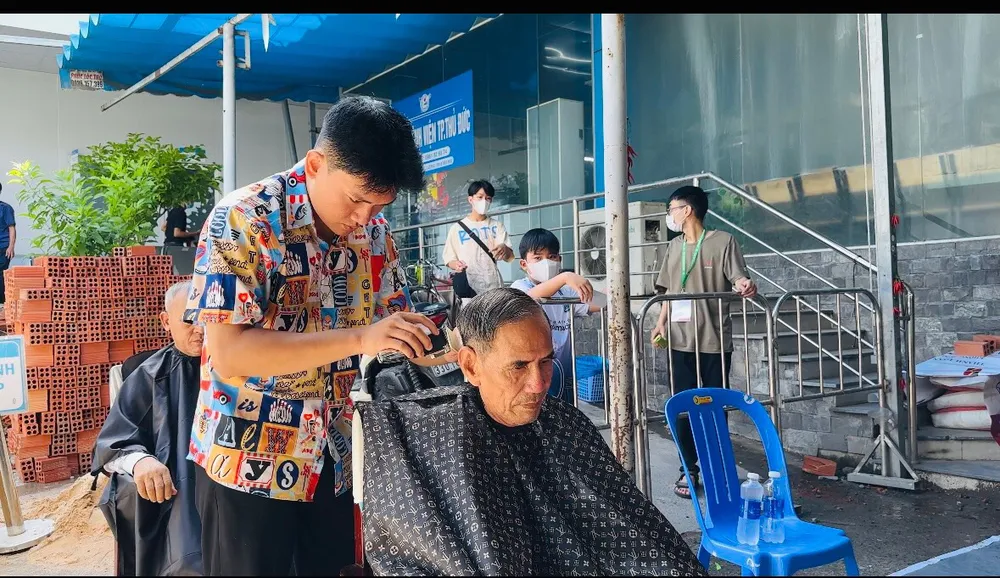 Ông Thơm và các bệnh nhân khác được trải nghiệm cắt tóc miễn phí tại phiên chợ. Ông Thơm và các bệnh nhân khác được trải nghiệm cắt tóc miễn phí tại phiên chợ.