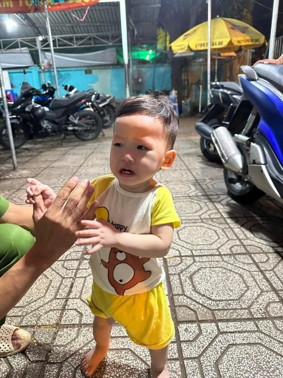 Bé trai (khoảng 1 tuổi) bị bỏ rơi khoảng 23 giờ tối ngày 8-7.