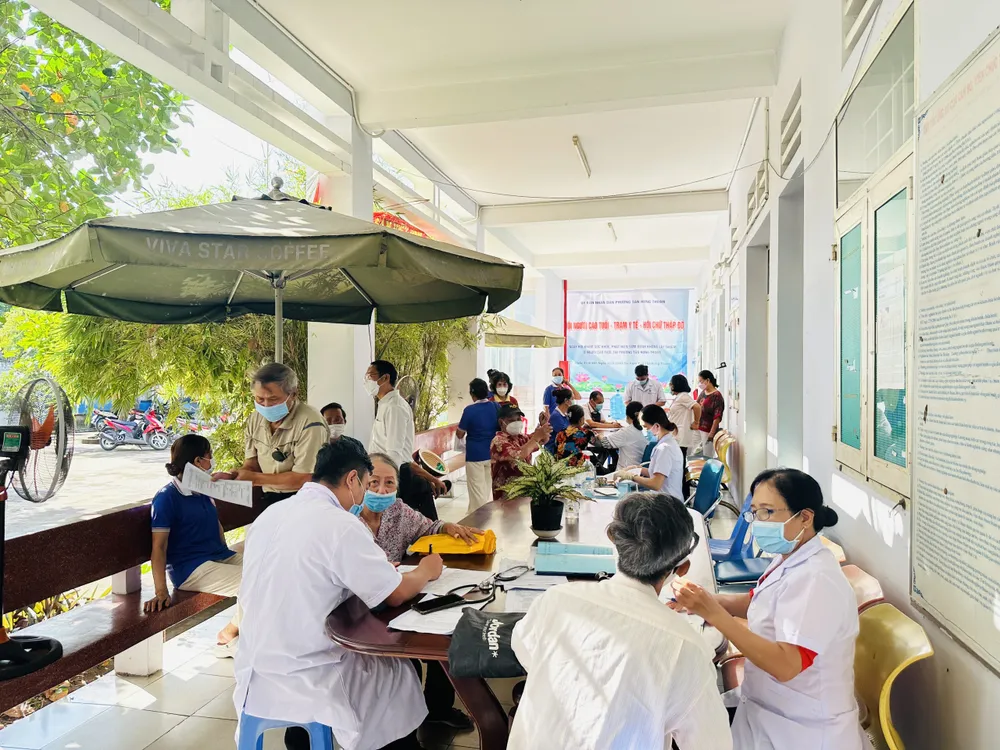 Ngay từ sáng sớm, nhiều người cao tuổi đến TYT phường Tân Hưng Thuận, quận 12, để thăm khám sức khỏe. Ảnh: TRẦN MINH