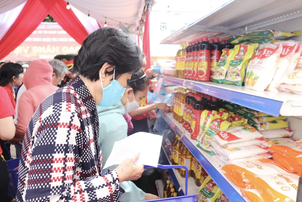 Bà Mai đang lựa chọn những nhu yếu phẩm. Ảnh: BẢO PHƯƠNG Bà Mai đang lựa chọn những nhu yếu phẩm. Ảnh: BẢO PHƯƠNG