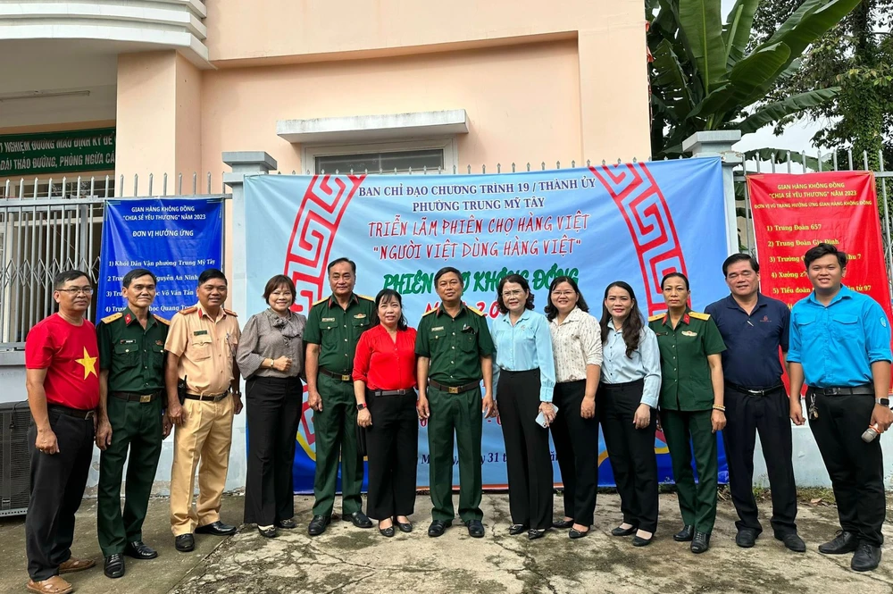 UBND phường Trung Mỹ Tây kết nối với các đơn vị lực lượng vũ trang đóng trên địa bàn và các trường học công lập trên địa bàn phường. Ảnh: TRẦN MINH UBND phường Trung Mỹ Tây kết nối với các đơn vị lực lượng vũ trang đóng trên địa bàn và các trường học công lập trên địa bàn phường. Ảnh: TRẦN MINH