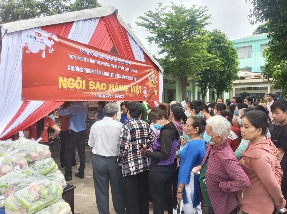 Phiên chợ 0 đồng được nhiều người dân ủng hộ. Ảnh: BẢO PHƯƠNG Phiên chợ 0 đồng được nhiều người dân ủng hộ. Ảnh: BẢO PHƯƠNG