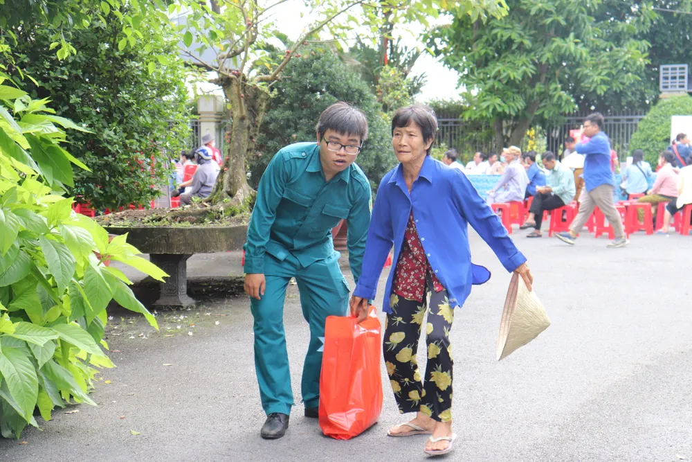 Người dân được chỉ dẫn tận tình từ khu vực nhận quà qua khu vực khám bệnh. Ảnh: TRẦN MINH