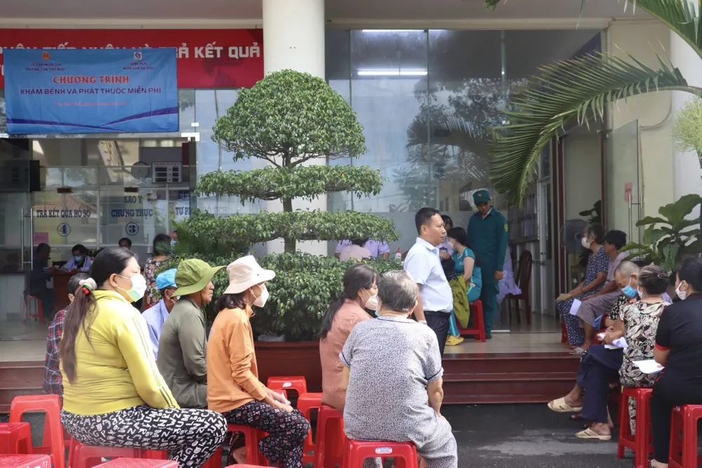Tuy còn rất sớm nhưng rất nhiều người dân đã có mặt tại khu vực khám bệnh và phát thuốc miễn phí để được thăm khám. Ảnh: TRẦN MINH