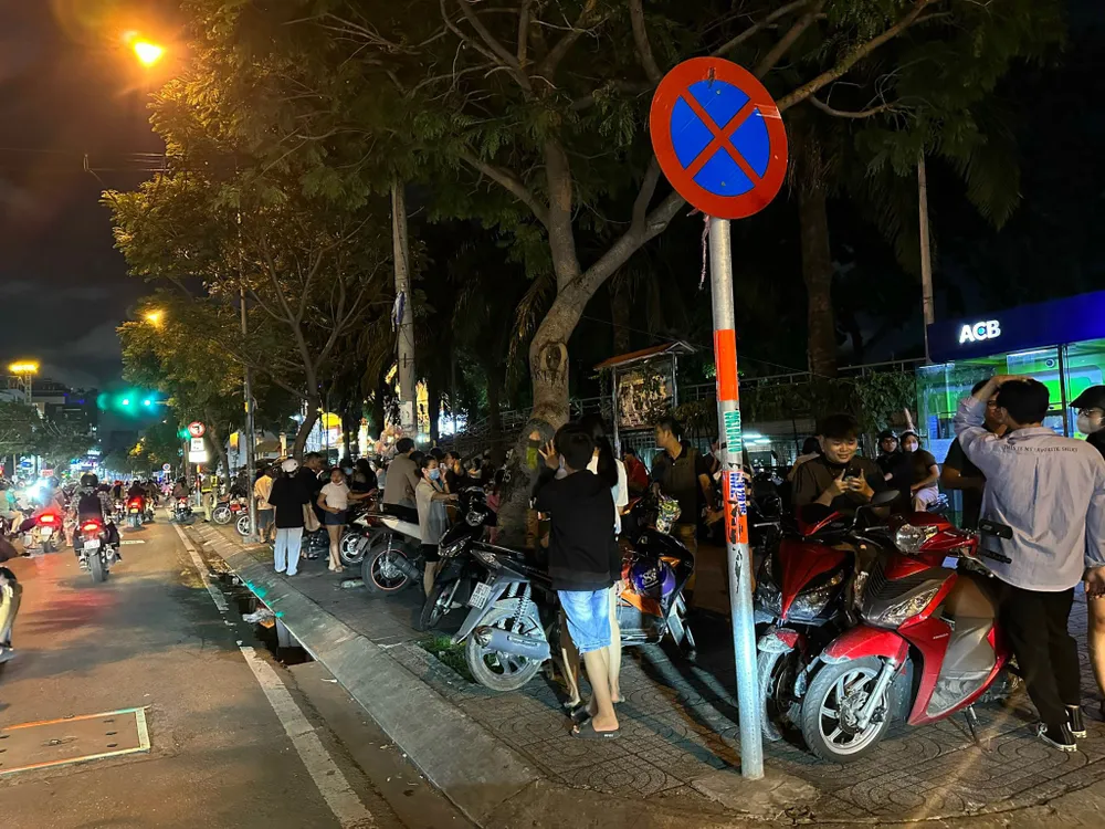 Chú tích ảnh: Đường Hoà Bình trước cổng công viên Đầm Sen rất đông người dân. Ảnh: TRẦN MINH