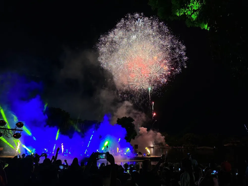 Tại Đầm Sen đúng 9 giờ màn pháo hoa bắt đầu trình diễn. Ảnh: TRẦN MINH