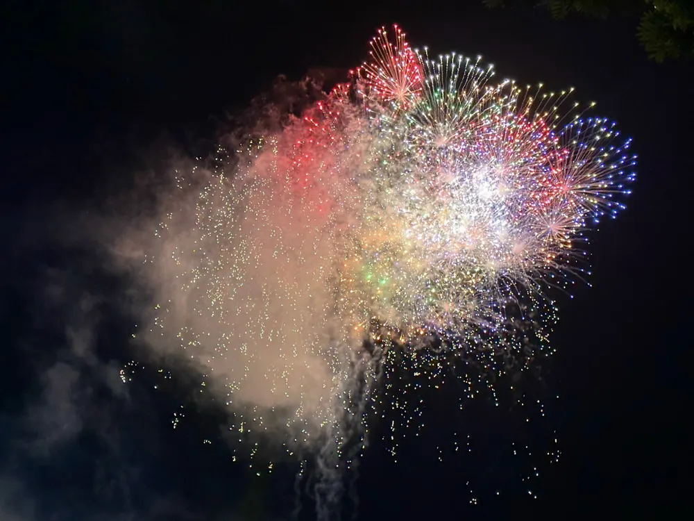 Từng đợt pháo hoa bay tung bay khắp trời tại khu vực công viên Đầm Sen. Ảnh: TRẦN MINH