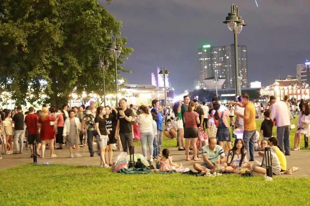 Khoảng 19h tối, đông đảo người dân đã có mặt ở điểm bắn pháo hoa, háo hức đón chờ màn pháo hoa tuyệt đẹp. Ảnh: DI LINH