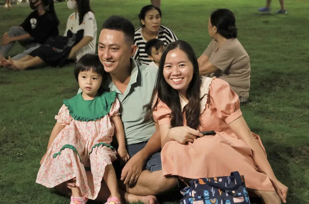 Gia đình anh Trần Văn Lâu - Ngụ tại quận 3: &quot;Gia đình mình có mặt ở đây từ rất sớm và rất háo hức để xem pháo hoa. Hoạt động này như gắn kết hơn các thành viên trong gia đình lại gần nhau, nhất là trong dịp lễ này. Qua đây thì mình cũng chúc mọi người có một kỳ nghỉ lễ vui vẻ, ý nghĩa và ấm áp bên người thân&quot;. Ảnh: DI LINH