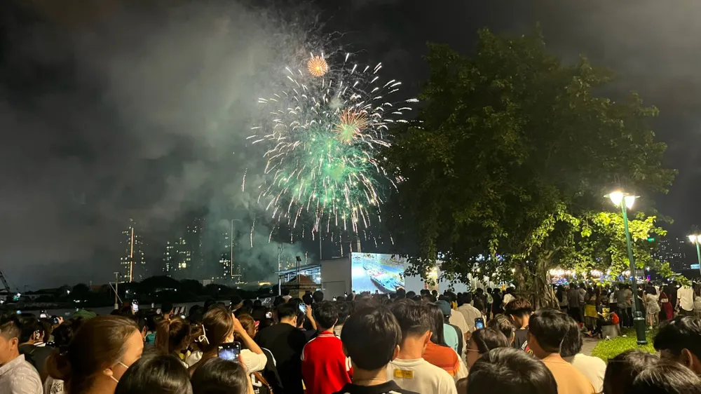 Đến 21h tối, hàng ngàn người dân cùng nhau đếm ngược và thưởng thức màn pháo hoa mừng ngày lễ lớn của dân tộc. Ảnh: DI LINH