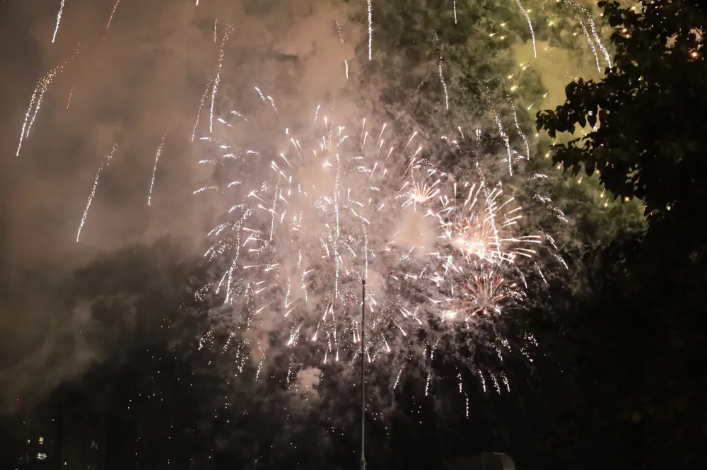Pháo hoa lung linh, sáng rực góc trời quận 1. Ảnh: DI LINH