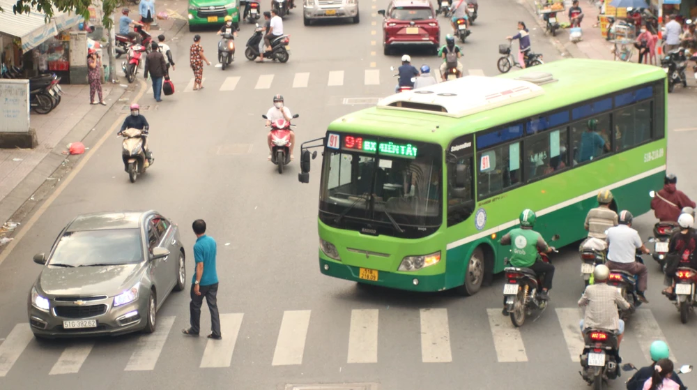 Người dân cho rằng ngoài quy định về người điều khiển phương tiện, cần có quy định đối với người đi bộ qua đường. Ảnh: KHÁNH TOÀN