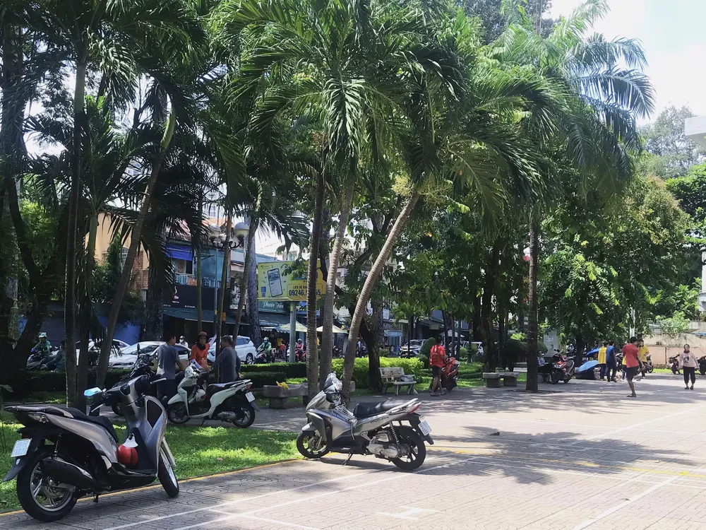 Tại công viên Âu Lạc (quận 5) người dân chạy xe vào trong khuôn viên công viên để vừa vui chơi vừa tiện giữ xe. Ảnh: THẢO HIỀN z4737041202581_3a0babfb3a12e1394908960bc6711df3.jpg