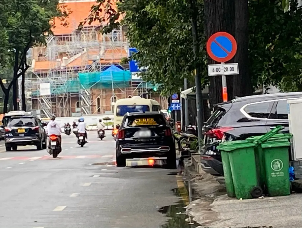 Ô tô đỗ sai quy định trên đường Phạm Ngọc Thạch (quận 1). Ảnh: TN z4758177110563_789b44aba2ebee5f6b7aeea4456f750c.jpg