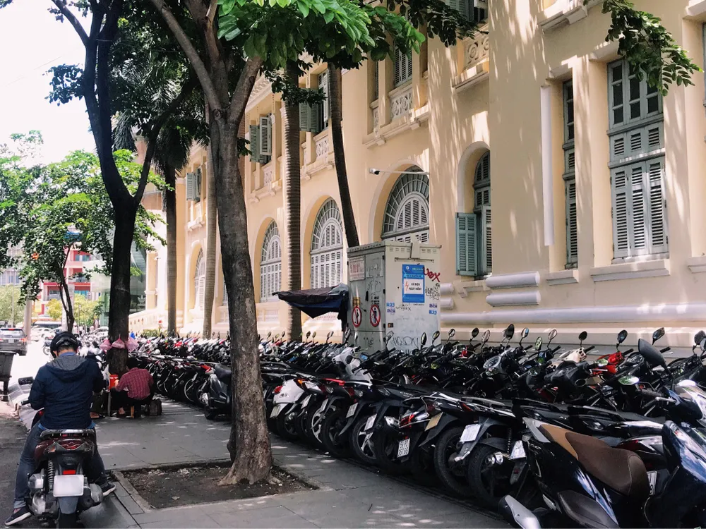 Bãi giữ xe trên đường Hải Triều (thuộc phường Bến Nghé, quận 1) sử dụng vỉa hè để làm nơi trông giữ xe. Ảnh: THẢO HIỀN phigiuxe_h1 (1).jpg