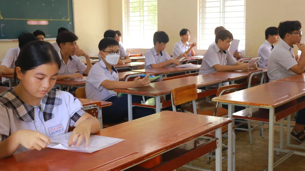 Nhiều bạn đọc cho rằng giao quyền chọn sách giáo khoa cho các trường gây bất cập. Ảnh: VÕ THƠ 396156507_197043380094179_3338668163051457175_n.jpg