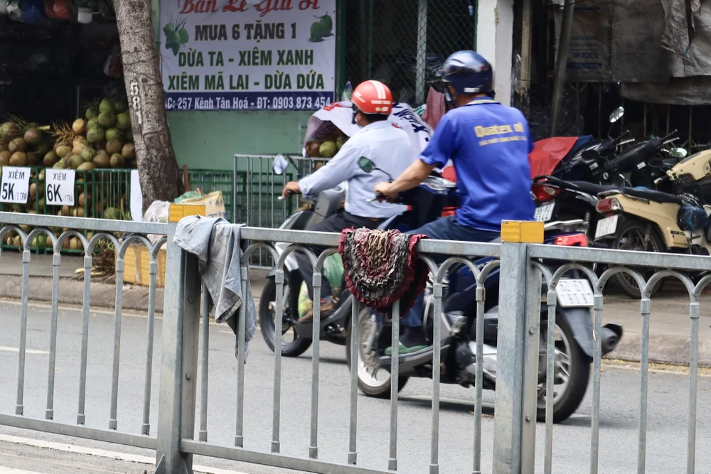 Đa số người dân phơi khăn, giẻ lau vắt ngang trên con lươn. Ảnh: H.THƠ z4823261804159_47312c479fb890d62811ab695251e75d.jpg