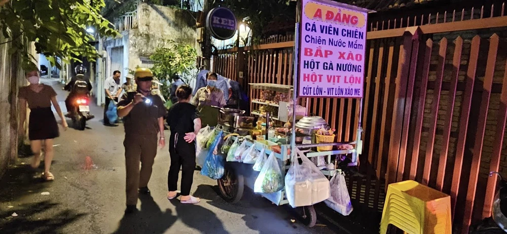 Nhiều người bán hàng rong khi thấy lực lượng chức năng liền bỏ chạy vào các con hẻm để tránh bị xử phạt. Ảnh: TRẦN MINH xuyên đêm xử phạt bán hàng rong công viên Tầm Vu.jpg