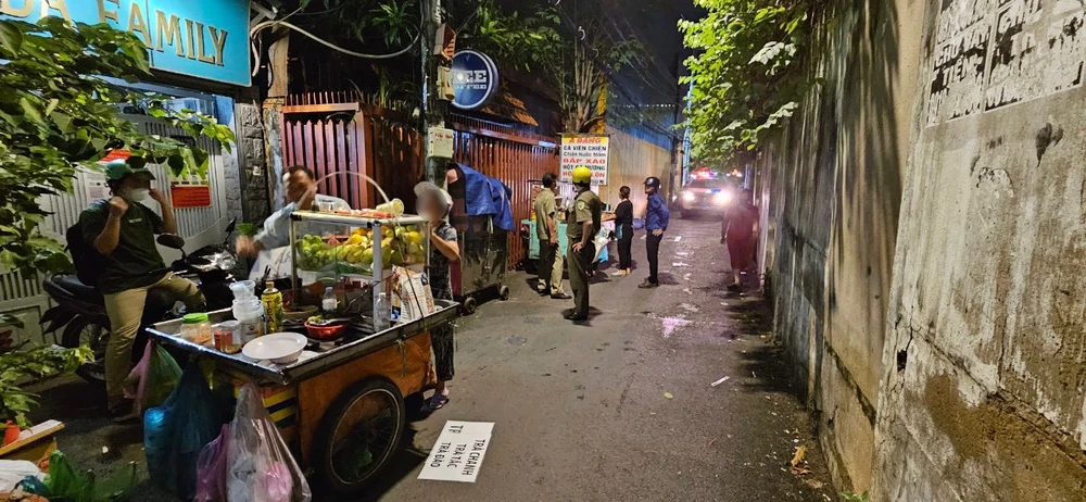 Tối ngày 7-11, UBND phường 26, quận Bình Thạnh xuyên đêm ra quân xử phạt các trường hợp vi phạm lấn chiếm lòng đường, vỉa hè. Ảnh: TRẦN MINH xuyên đêm dẹp buôn bán lấn chiếm lòng lề đường