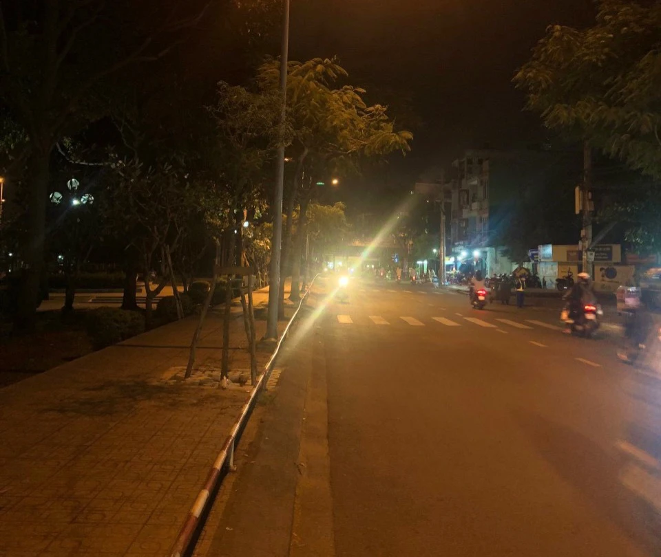 Hiện tại khu vực đường Tầm Vu không còn tình trạng buôn bán, đậu xe lấn chiếm lòng lề đường. Ảnh: TRẦN MINH công viên Tầm Vu.jpg