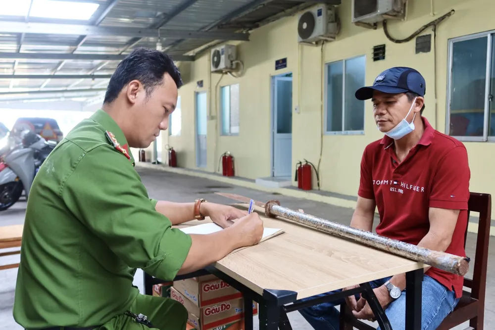 Đa số vũ khí được người dân nhặt từ ngoài đường. Ảnh: TRẦN MINH giao nộp vũ khí 2.jpg