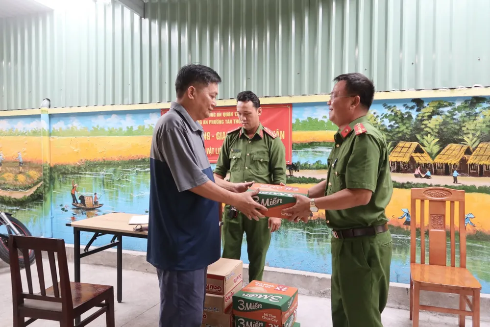 Sau khi người dân giao nộp thì được tặng một phần quà từ Công an phường. Ảnh: TRẦN MINH giao nộp vũ khí