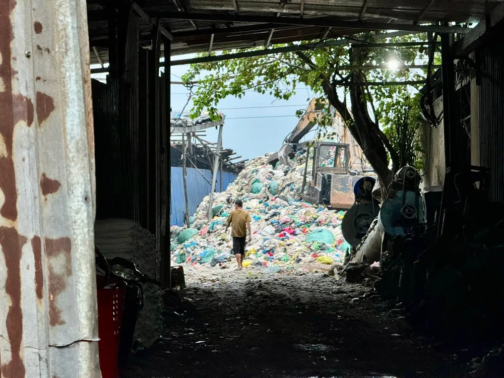 Cơ sở sản xuất nhựa xả thải trong khu dân cư gây ô nhiễm.jpg