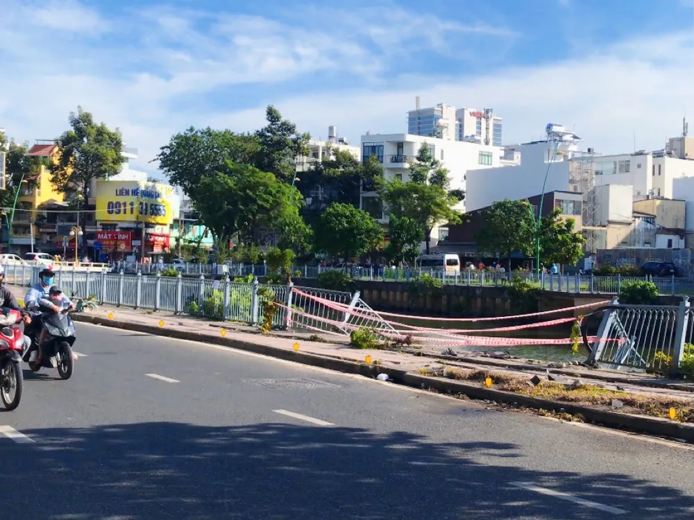 Đứt gãy lan can gây nguy hiểm cho người dân_h1.jpg