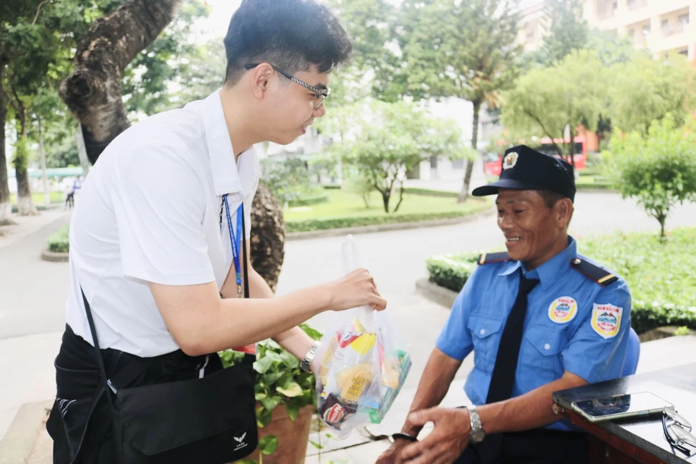 Bác bảo vệ Tài được các bạn sinh viên trường rất yêu mến. Ảnh: HỒNG THẮM