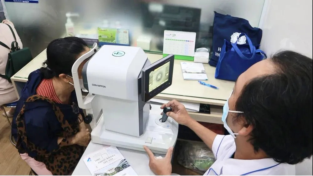 thăm khắm mống mắt.jpg