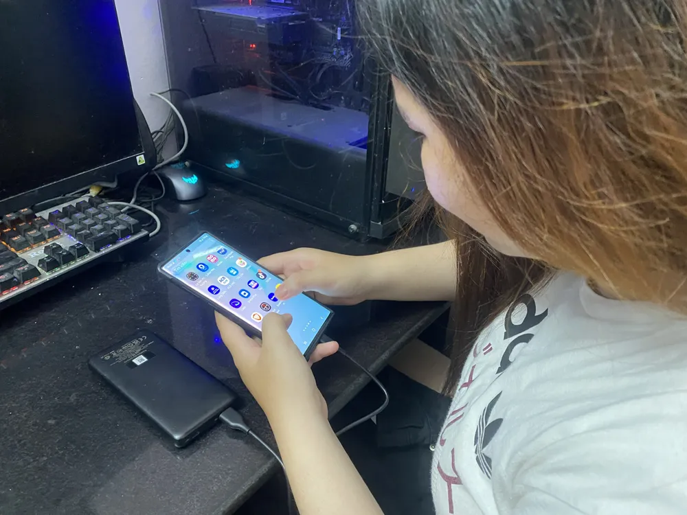 Vừa dùng vừa sạc điện thoại là một thói quen gây hại nhưng nhiều người không để ý.