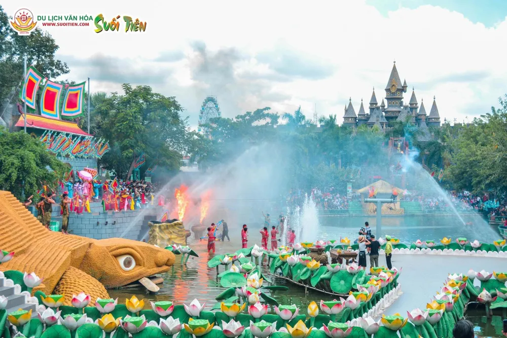 Đến với Suối Tiên du khách được thưởng thức sân khấu hóa truyền thuyết Sơn Tinh Thủy Tinh. Ảnh, nguồn: KDL Suối Tiên z5025671401334-80c8c8ee6858d86b7a56e3e3abc3dbef-6017.jpg