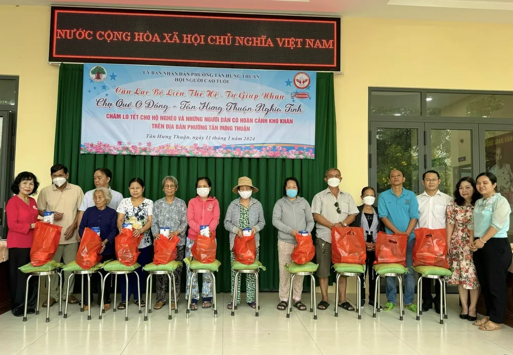 UBND phường Tân Hưng Thuận và Hội Người cao tuổi phường trao tặng những phần quà Tết cho người dân có hoàn cảnh khó khăn đặc biệt. Ảnh: TRẦN MINH z5062055288104_97988b7f5a2b7fa1c4836616723c148e.jpg