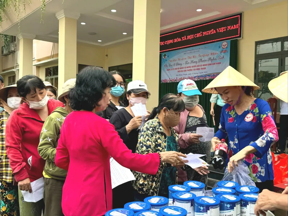 Mỗi người dân được phát số thứ tự để lần lượt đi chợ "0 đồng". Ảnh: TRẦN MINH phiên chợ quê 0 đồng