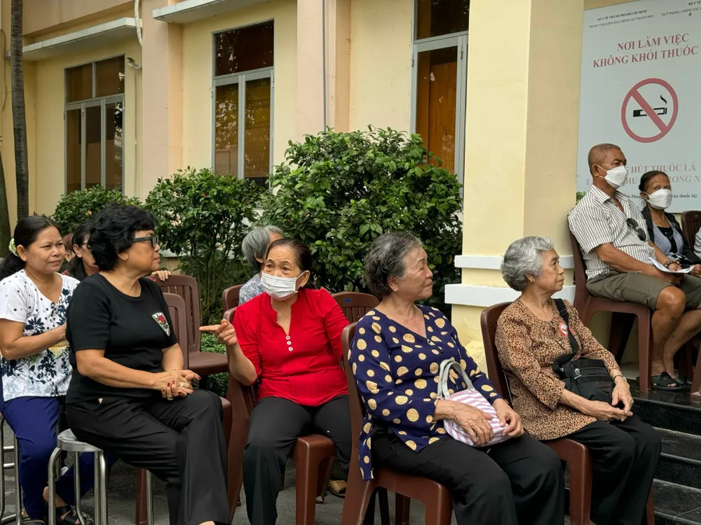 Ngay từ sáng sớm đã có rất nhiều người dân xếp hàng để tham gia phiên chợ. Ảnh: TRẦN MINH z5062057898209_661176f381f84dcef439782e4858cc44.jpg