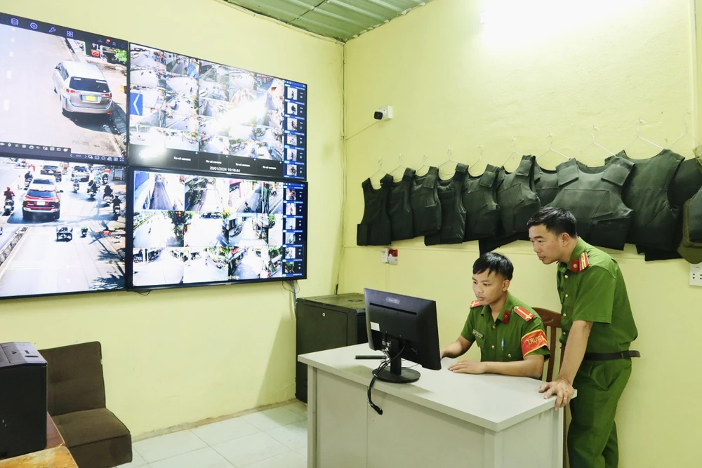 Sáng ngày 20-1, mô hình camera giám sát an ninh trật tự được chính thức đưa vào hoạt động tại Công an phường Tân Thới Nhất, quận 12. Ảnh: TRẦN MINH camera giám sát an ninh trật tự tại công an phường Tân Thới Nhất.jpg